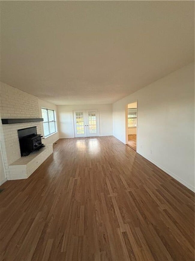 Building Photo - Spacious 4 bedroom, 2.5  bath house near B...