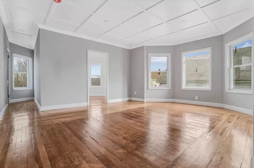 Building Photo - 475 Tecumseh St