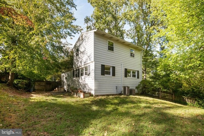 Building Photo - 6381 Lakewood Dr