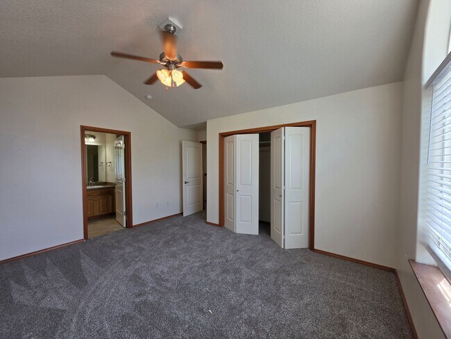 Building Photo - 355 SW Pemberly Loop