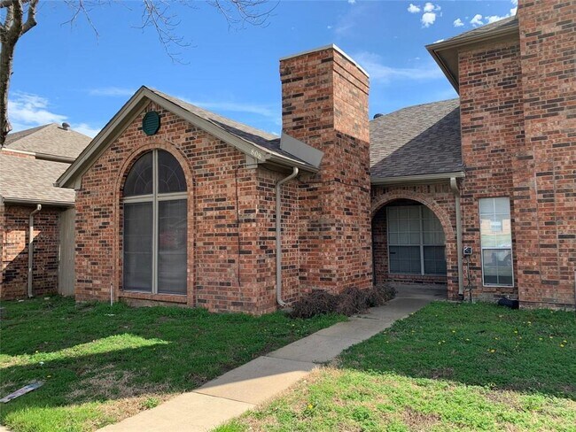 Primary Photo - 808 Custer St