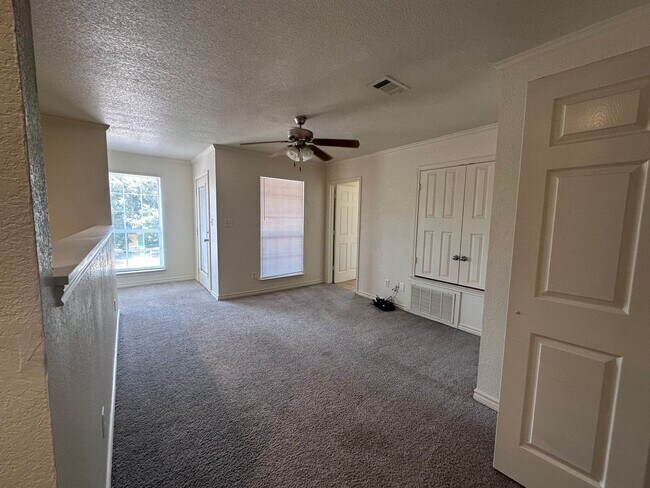 Building Photo - 5/5 House in Small Gated Community Near Ba...