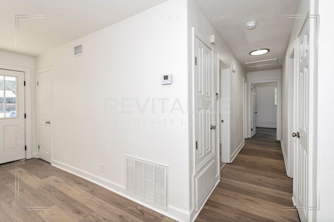 Building Photo - Fully Renovated 3 Bed 2 Bath Home!