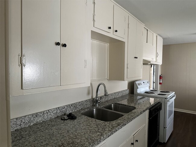 Building Photo - 1205 Avenue E
