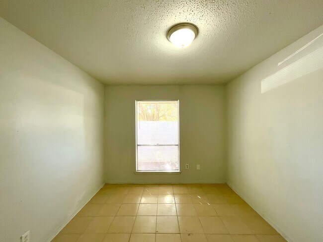 Building Photo - Lovely 3 Bedroom/ 2 Bath Home In Converse, TX!