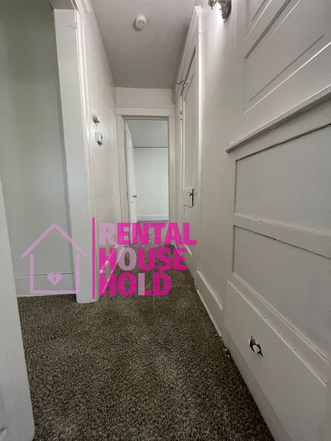 Building Photo - ~ 3 BEDROOM 1 BATH FREE PRE-SCREEN