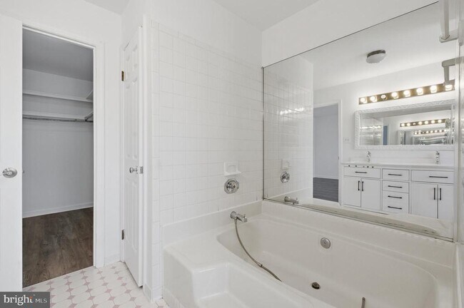 Building Photo - 46601 Carriage Ct