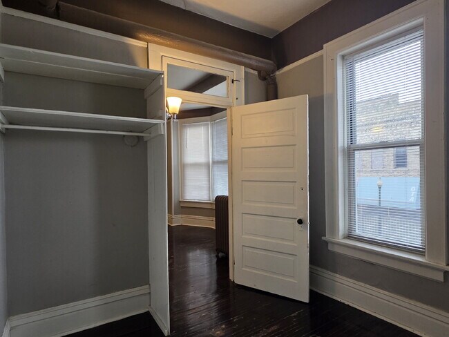 Building Photo - Updated 4-Bedroom Apartment in Oshkosh - 136 High Ave, Oshkosh, WI 54901