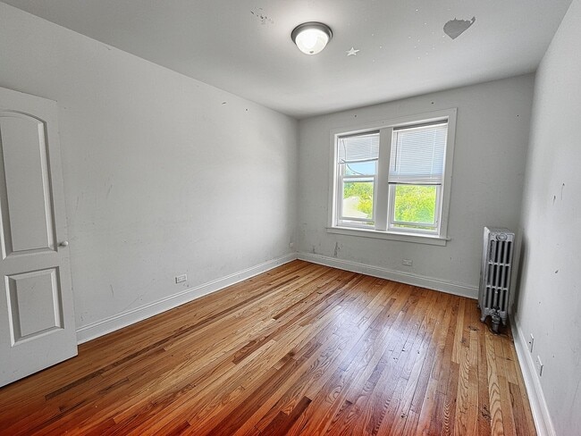 Building Photo - Spacious Renovated Top Floor 2bed/1bath In West Rogers Park