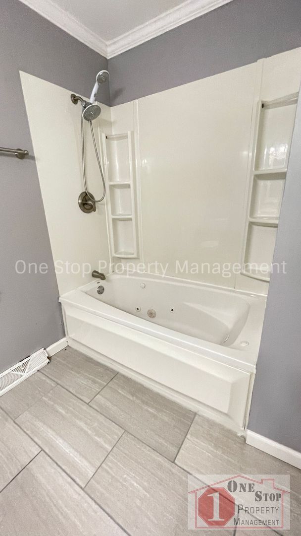Building Photo - 3 Bedroom, 2 Bathroom in Lee's Summit!