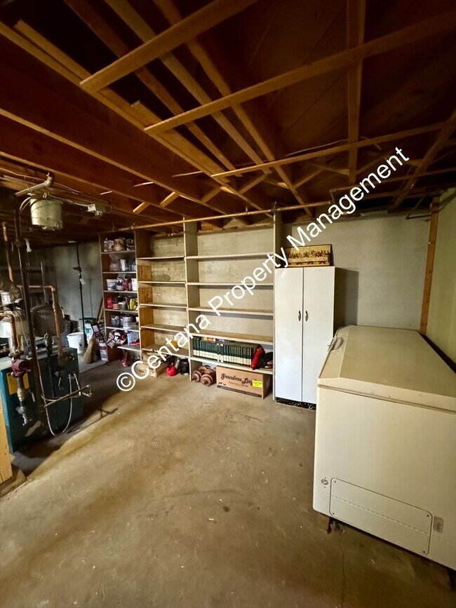 Building Photo - 2 Bedroom one Bath with large Yard located on the flats.