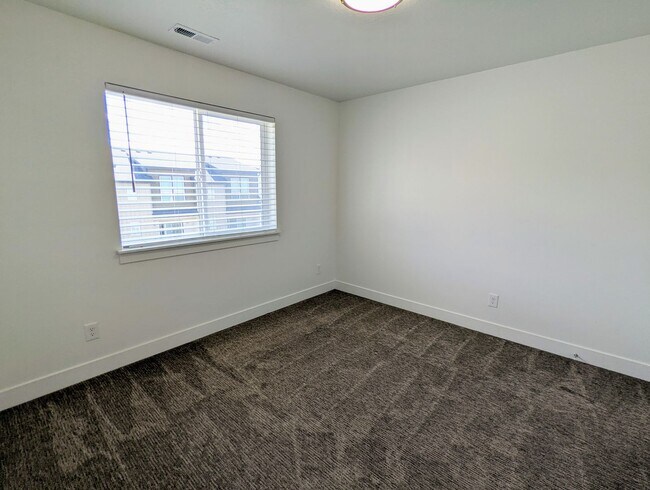 Building Photo - 566 Lewski Ln