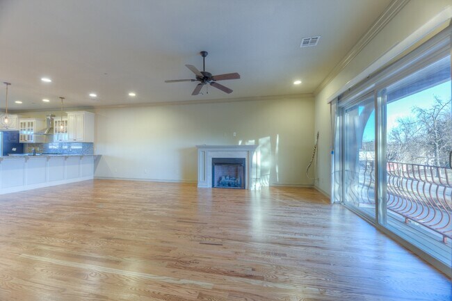 Building Photo - 1333 E 41st Pl