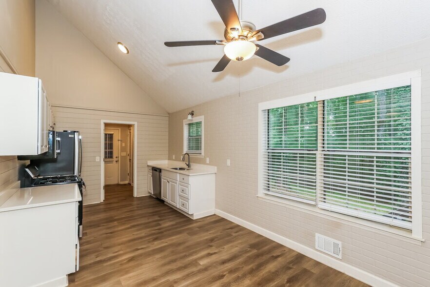 Building Photo - 15 Valley Brook Dr
