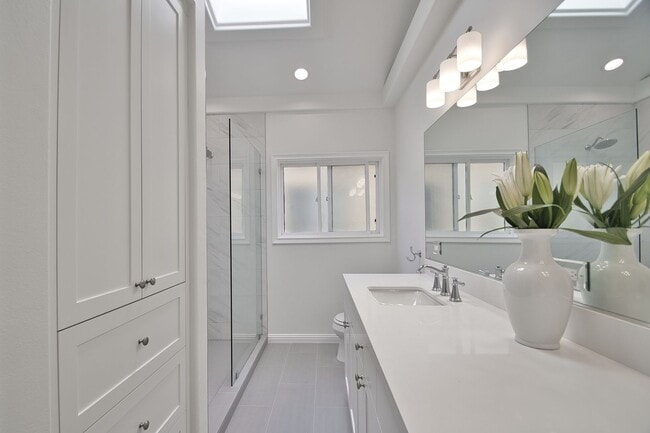 Building Photo - Beautiful Ocean View Townhome with Remodel...