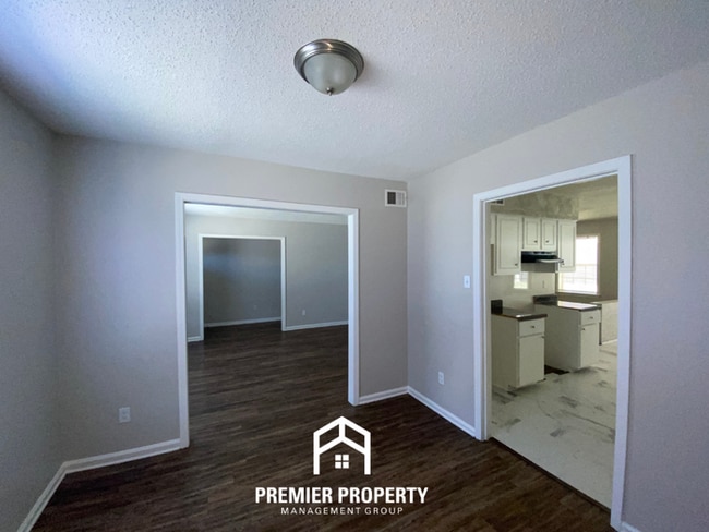 Building Photo - 3999 Hanna Dr