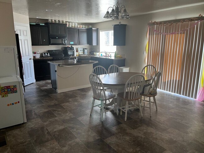 Building Photo - Comfortable Living in a Beautiful, Well-Kept Home