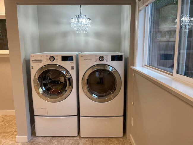 Building Photo - Welcome Home 3b/1ba Updated Home