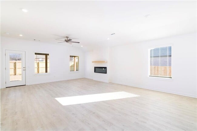 Building Photo - 581 Crystal Dr