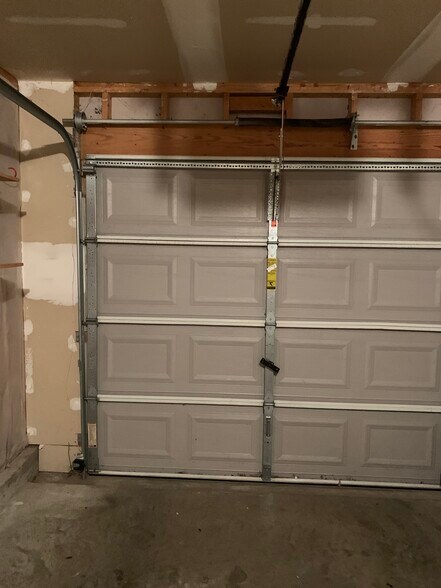 One car garage W/ Electronic access - 2542 Sonar St