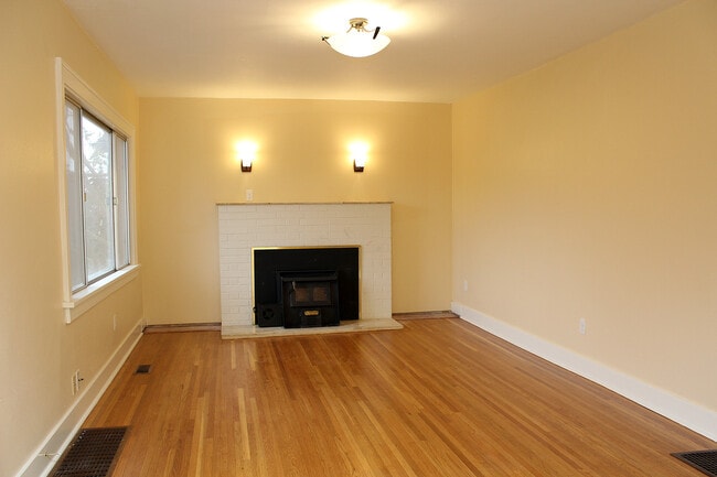 Building Photo - 3423 NE 54th Ave