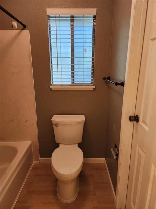 Building Photo - **PENDING APPLICATION**Beautiful 3 Bed 1.5...