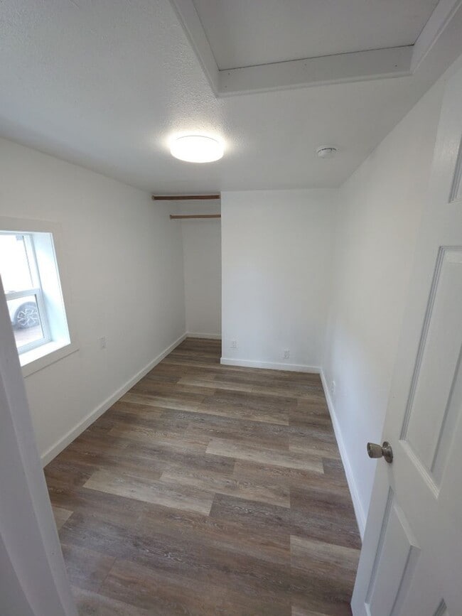 Building Photo - 13451 Lakeshore Dr