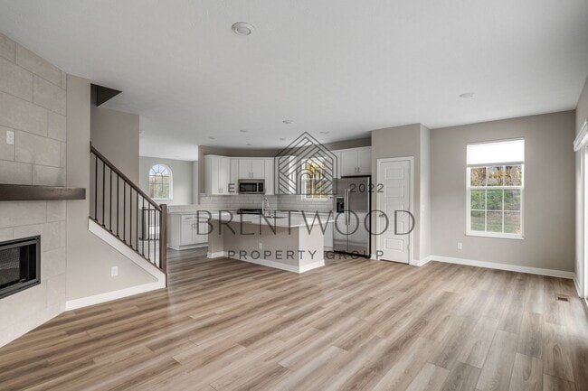 Building Photo - Move-In Ready Modern Townhome in Sought-Af...