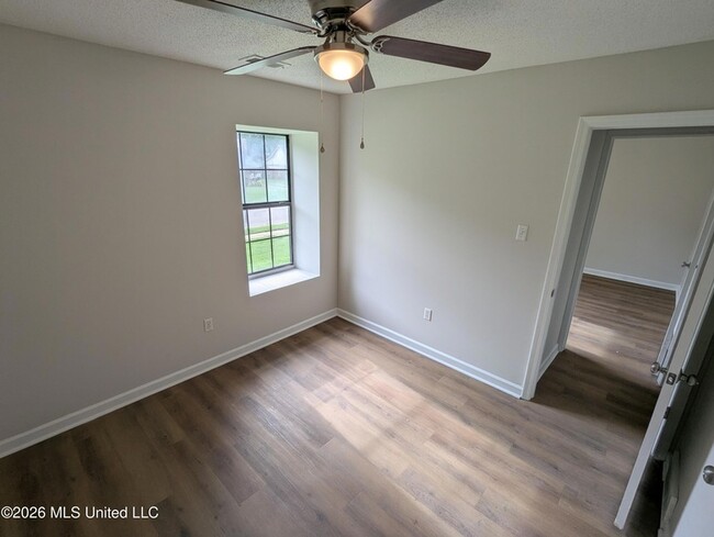 Building Photo - 5640 Ingleside Dr
