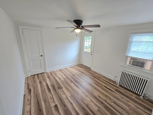 Building Photo - CUTE & COZY 2BED/1BATH DUPLEX FOR RENT - U...