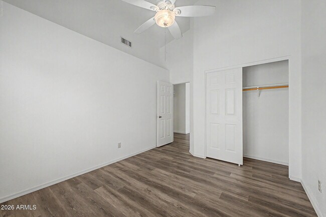 Building Photo - 3103 N Meadow Ln