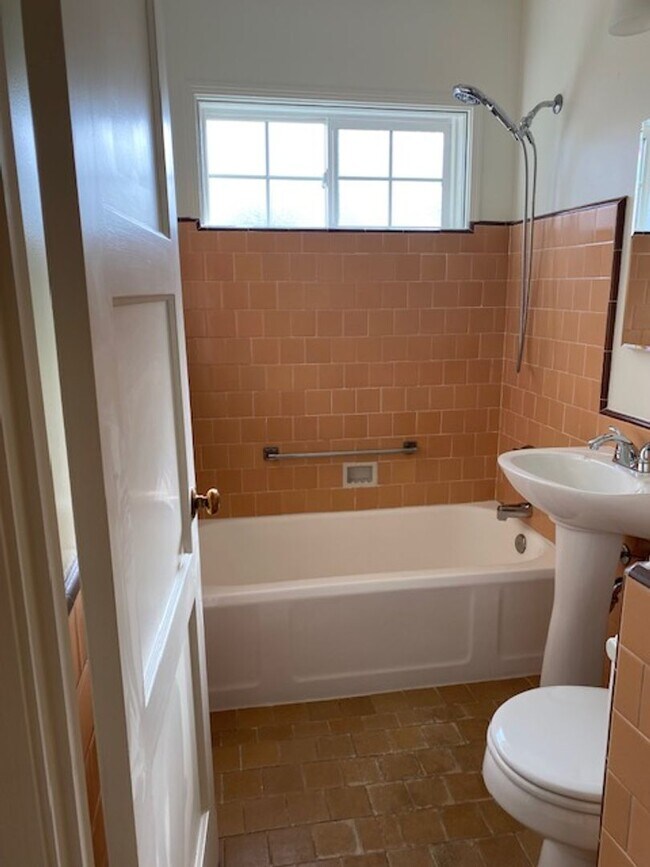 Building Photo - 2 Bedroom and 1 Bathroom Old Southwest Reno Home