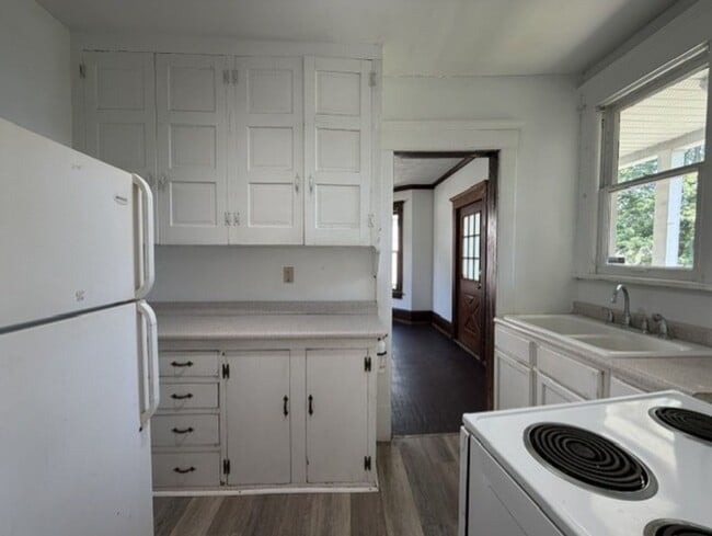 Building Photo - Spacious 4-Bedroom Home with 2 Full Baths, Central A/C & Fenced Yard!