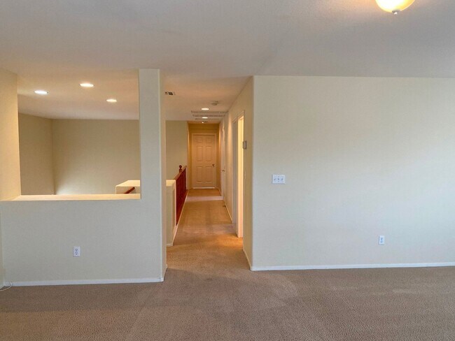 Building Photo - Beautiful & spacious home on an oversized ...