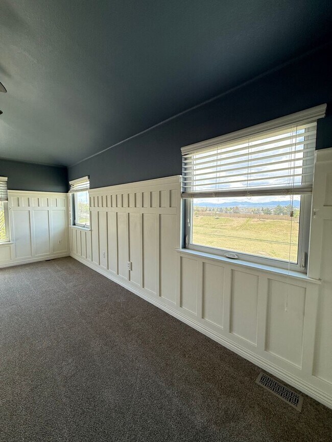Building Photo - Your Colorado Oasis Awaits! 4 Bed, 3.5 Bath Home with Modern Amenities next to open space