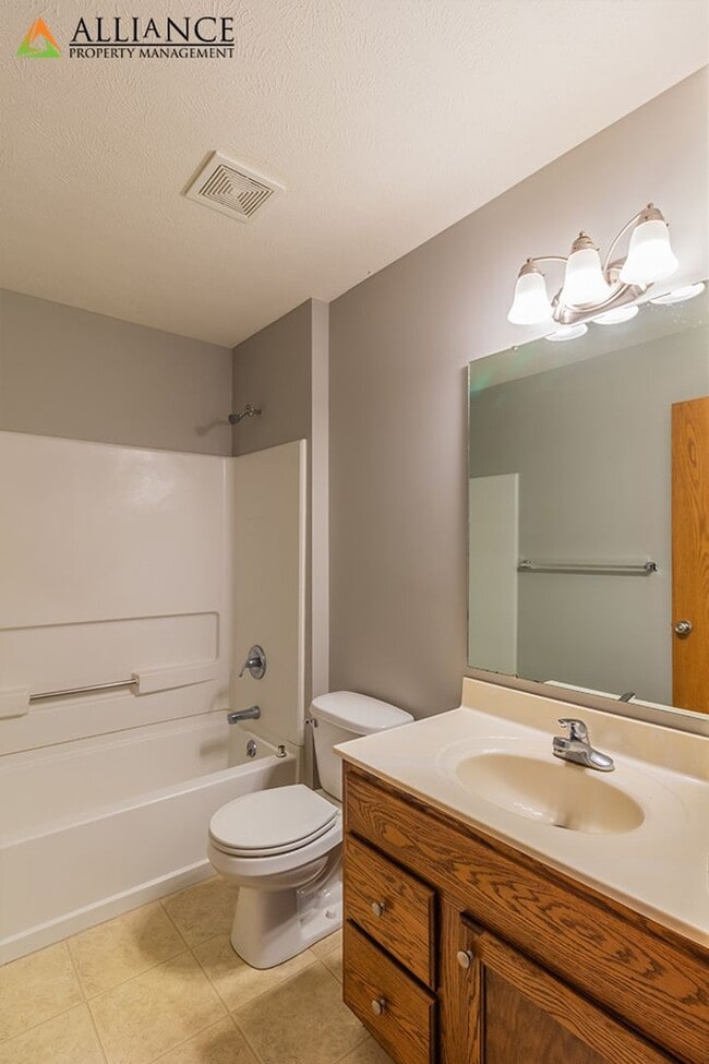 Building Photo - Large Duplex!