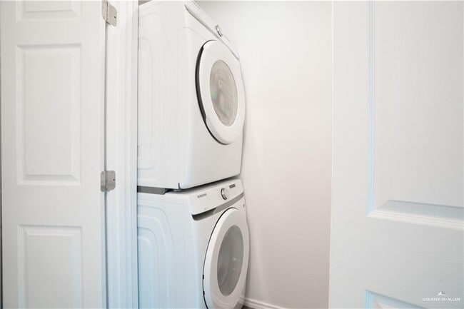 Building Photo - 17 Redwood Ave