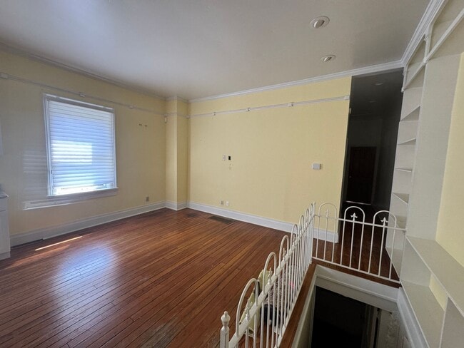Building Photo - Beautiful German Village Home with Parking...