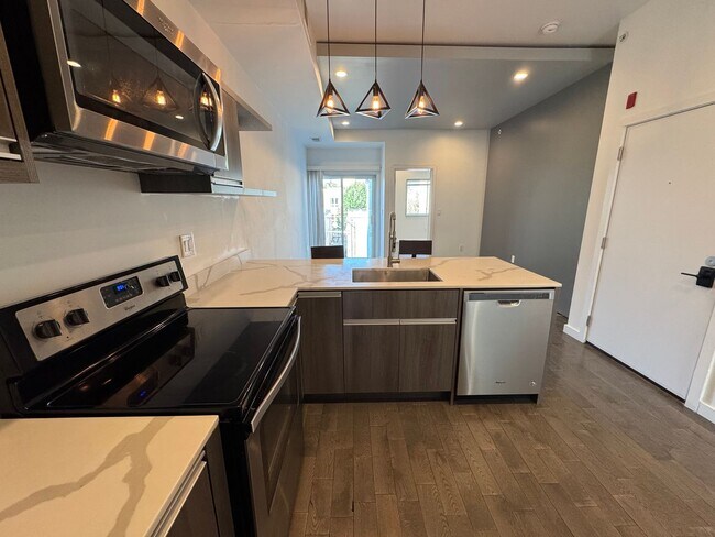 Building Photo - 2028 E Fletcher St