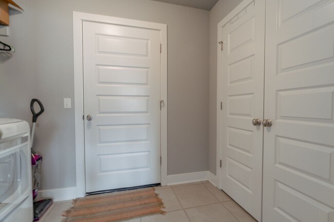 Building Photo - Immaculate 4 Bedroom Home with in Riverwal...