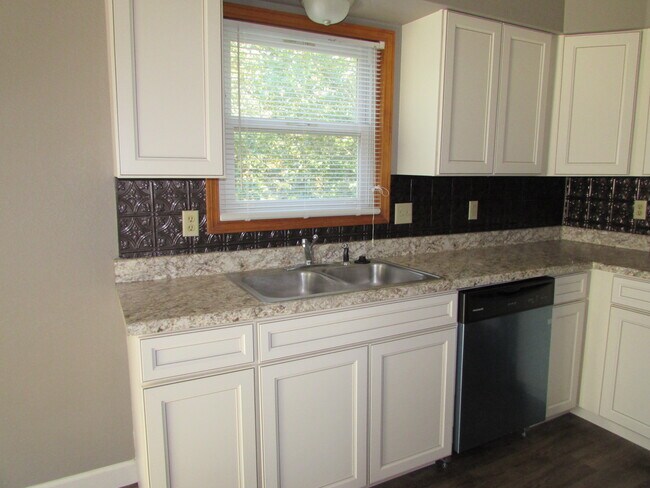 Building Photo - 3 Bedroom House Close to FLW -  New LVP Flooring May 2024!