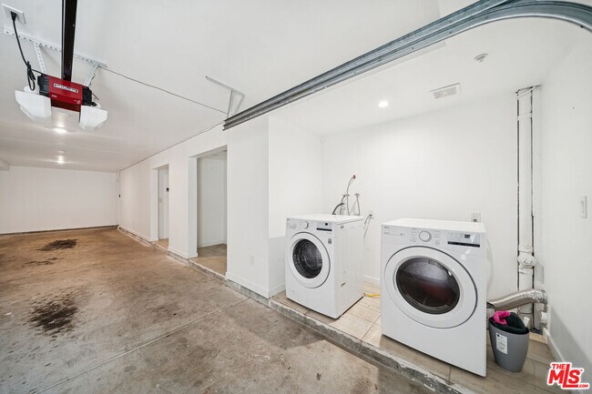 Building Photo - 837 N Harvard Blvd