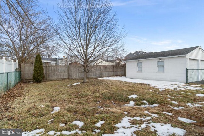 Building Photo - 8 Adams Ave