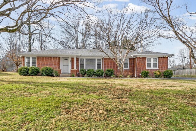 Building Photo - Renovated 3 Bedroom Pet Friendly Home For Rent!