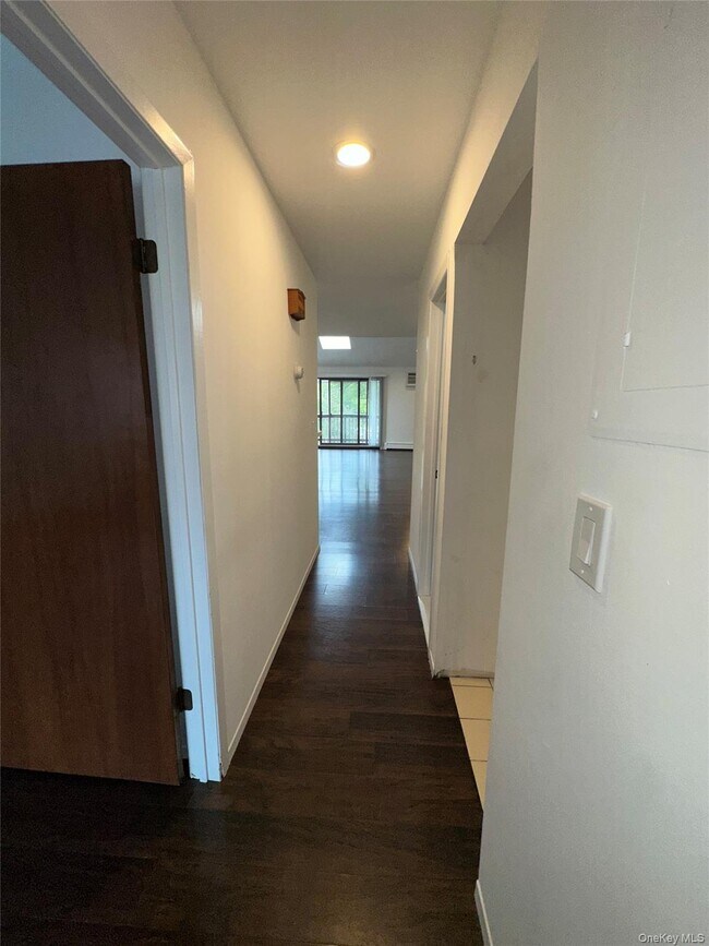 Building Photo - 83 Manorhaven Blvd