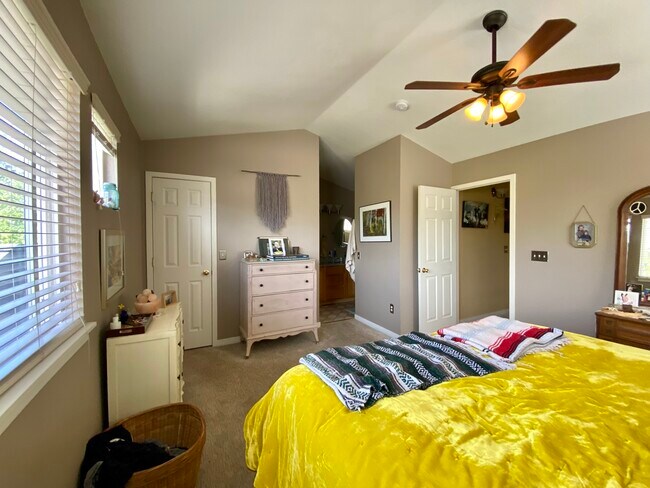 primary bedroom - 141 Rowena Pl