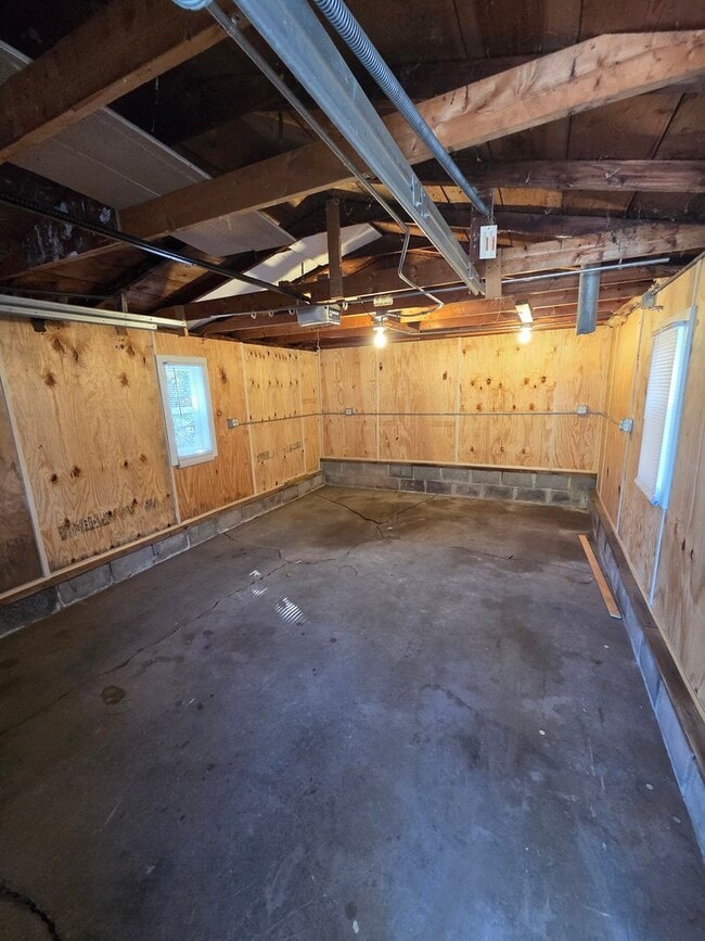 Building Photo - 3 bed 1 bath, 1 car detached garage, newly...