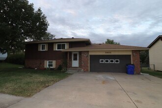 Building Photo - Spacious Home for Rent!