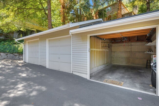 Building Photo - Your Sun-Drenched Redmond Retreat Awaits!
