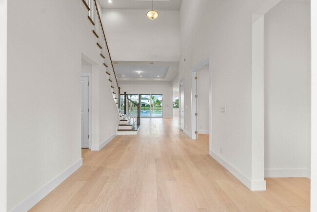 Building Photo - 9237 Crestview Cir